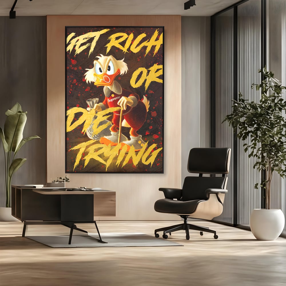 Tablou canvas cu tablou canvas cu scrooge mcduck, in rama de aluminiu negru, pe perete intr-un birou